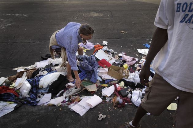 Una mujer busca en la pila de basura algo que le resulte de utilidad. (AP/Jae C. Hong). 