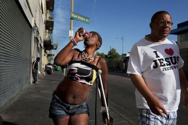 Antoinette Theus, de 45 años y 'sin techo' durante 30 años, bebe un refresco en Los Ángeles. (AP/Jae C. Hong).